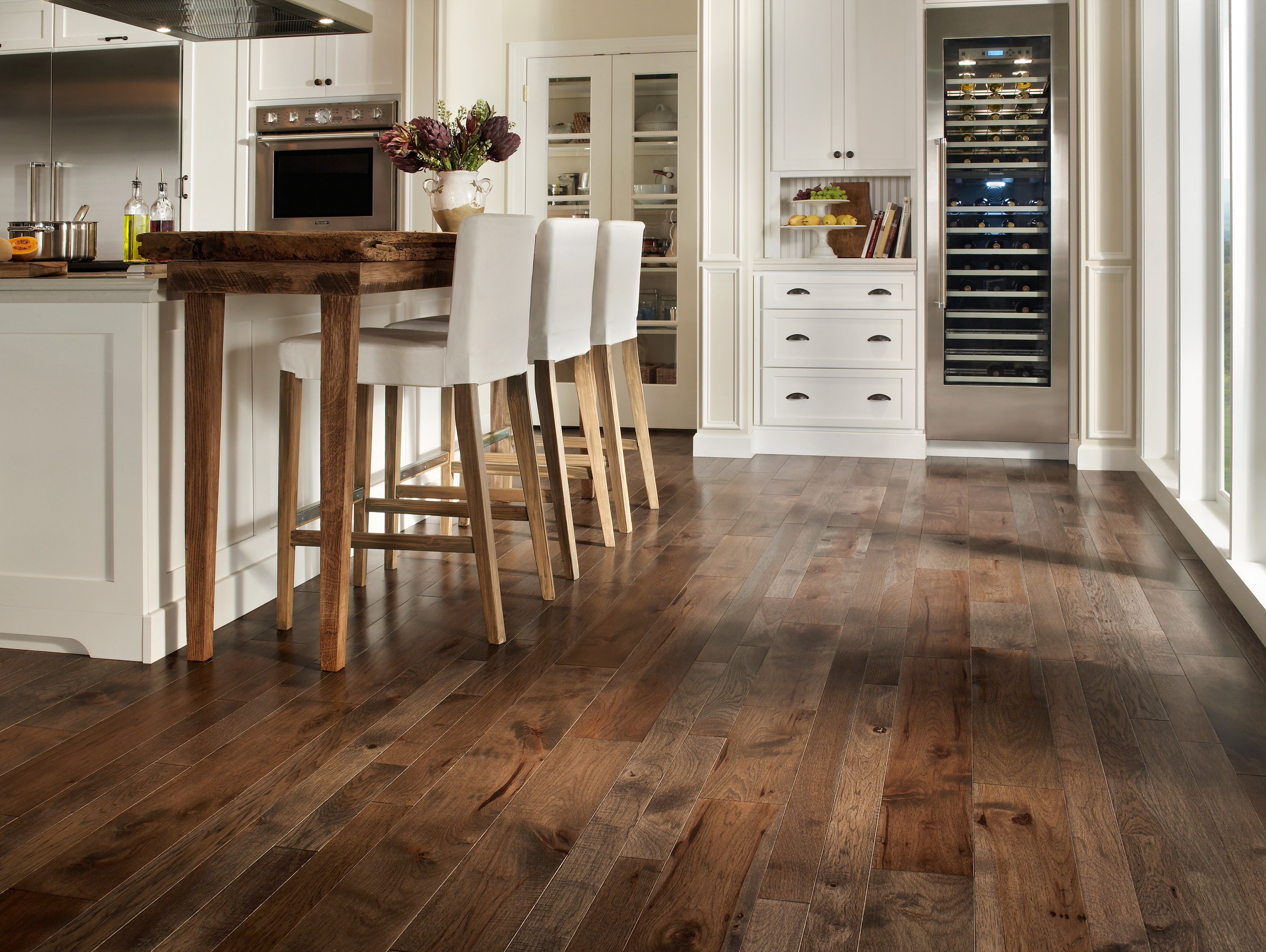 Ламинат в интерьере кухня. Ламинат Laminate Flooring. Ламинат дуб Босфор в интерьере. Дуб Риполи ламинат Loft. Дуб Баноффи 7020 ламинат ideal.